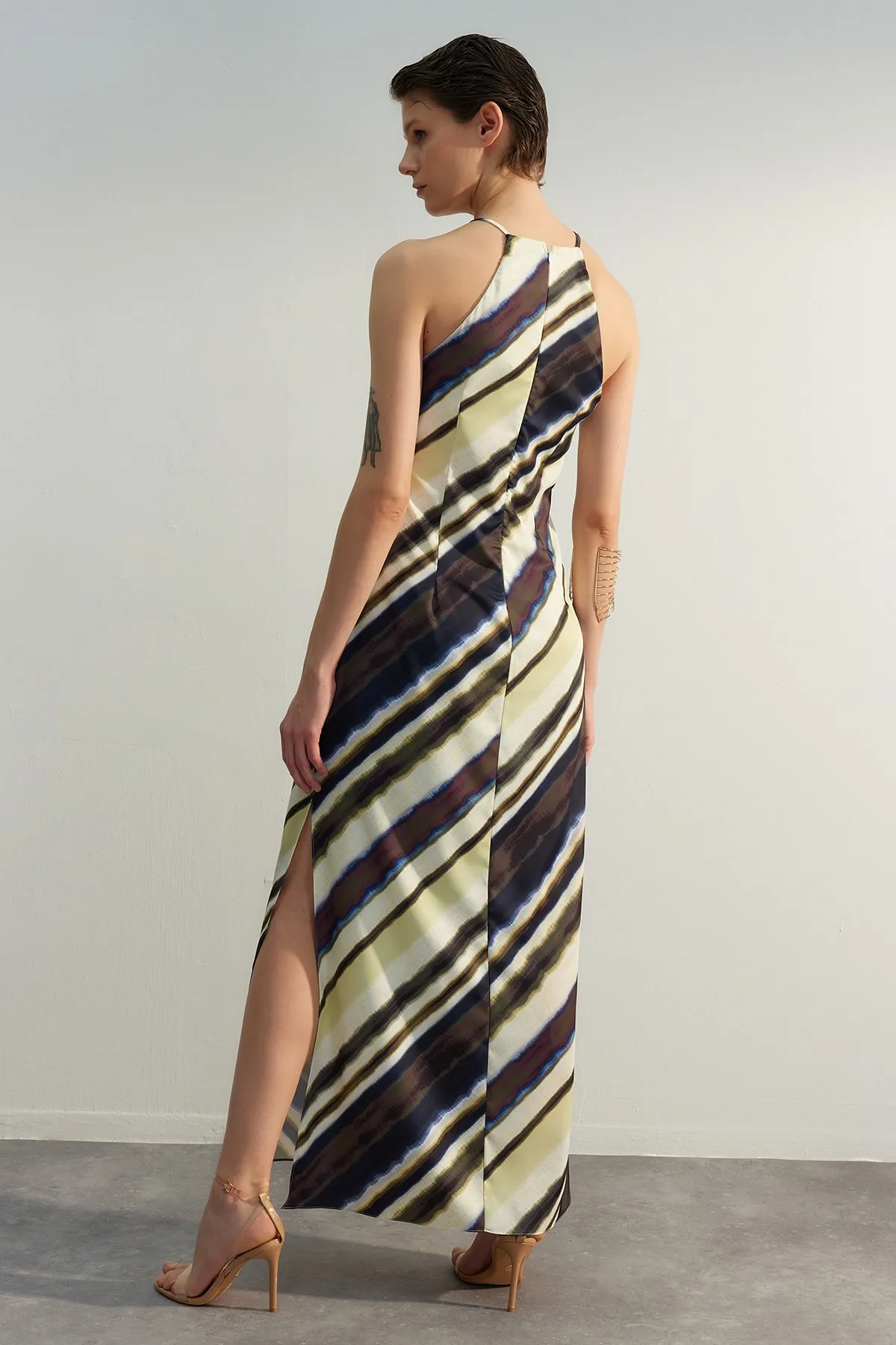 Trendyol Collection  Mehrfarbiges, ärmelloses, gerade geschnittenes, gefüttertes Maxi-Webkleid TWOSS23EL02238