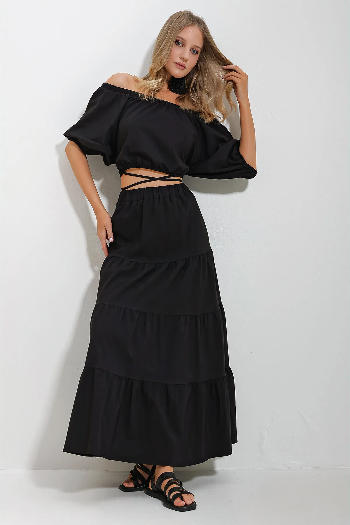 Trend Alaçatı Stili  Schwarze kurze Bluse mit Madonna-Kragen und gerafftem, gefüttertem Rock aus Popeline für Damen ALC-X11649