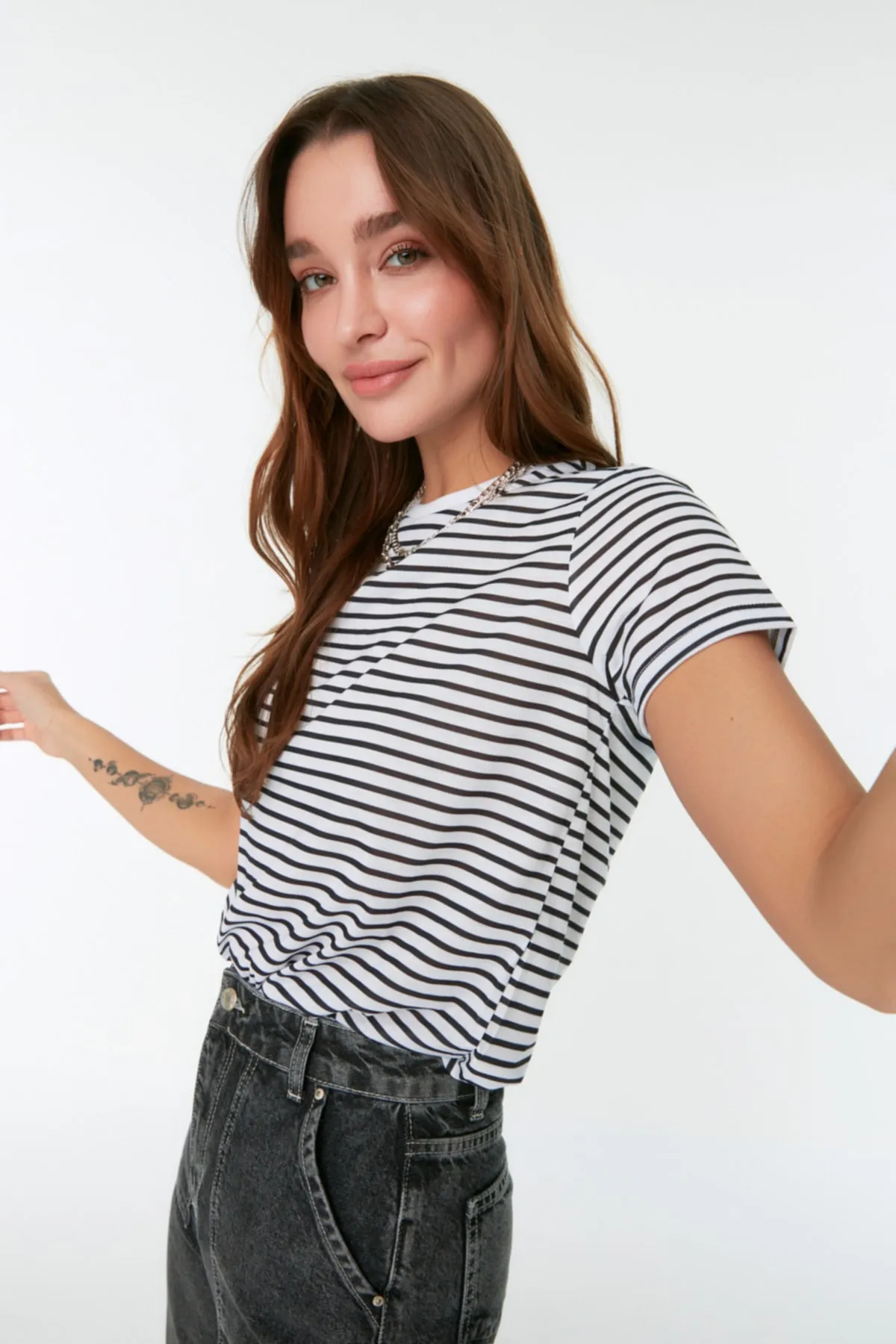 Trendyol Collection  Schwarz gestreiftes Basic-Strick-T-Shirt TWOSS21TS0904