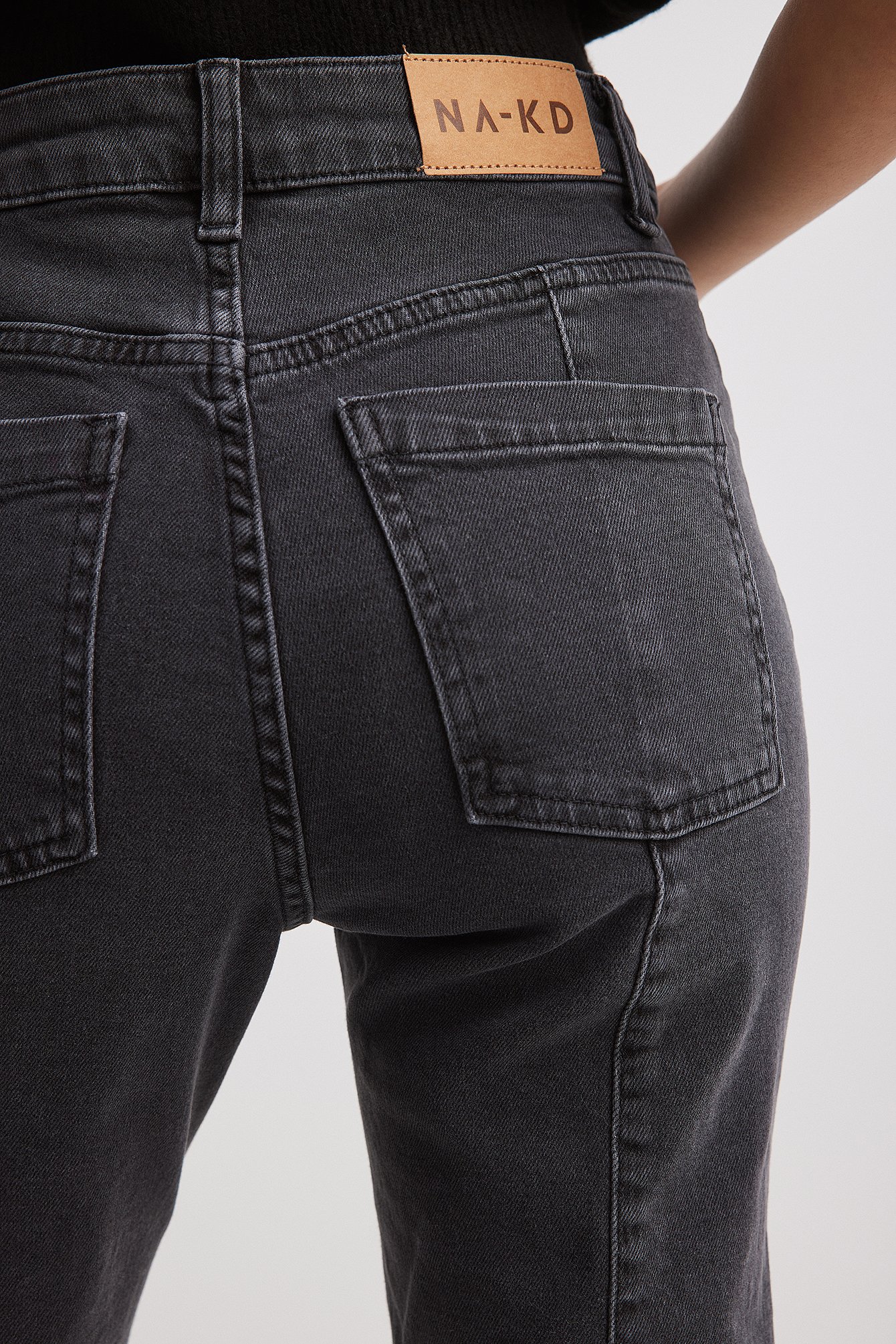 Jeans mit hoher Taille und Nahtverzierung