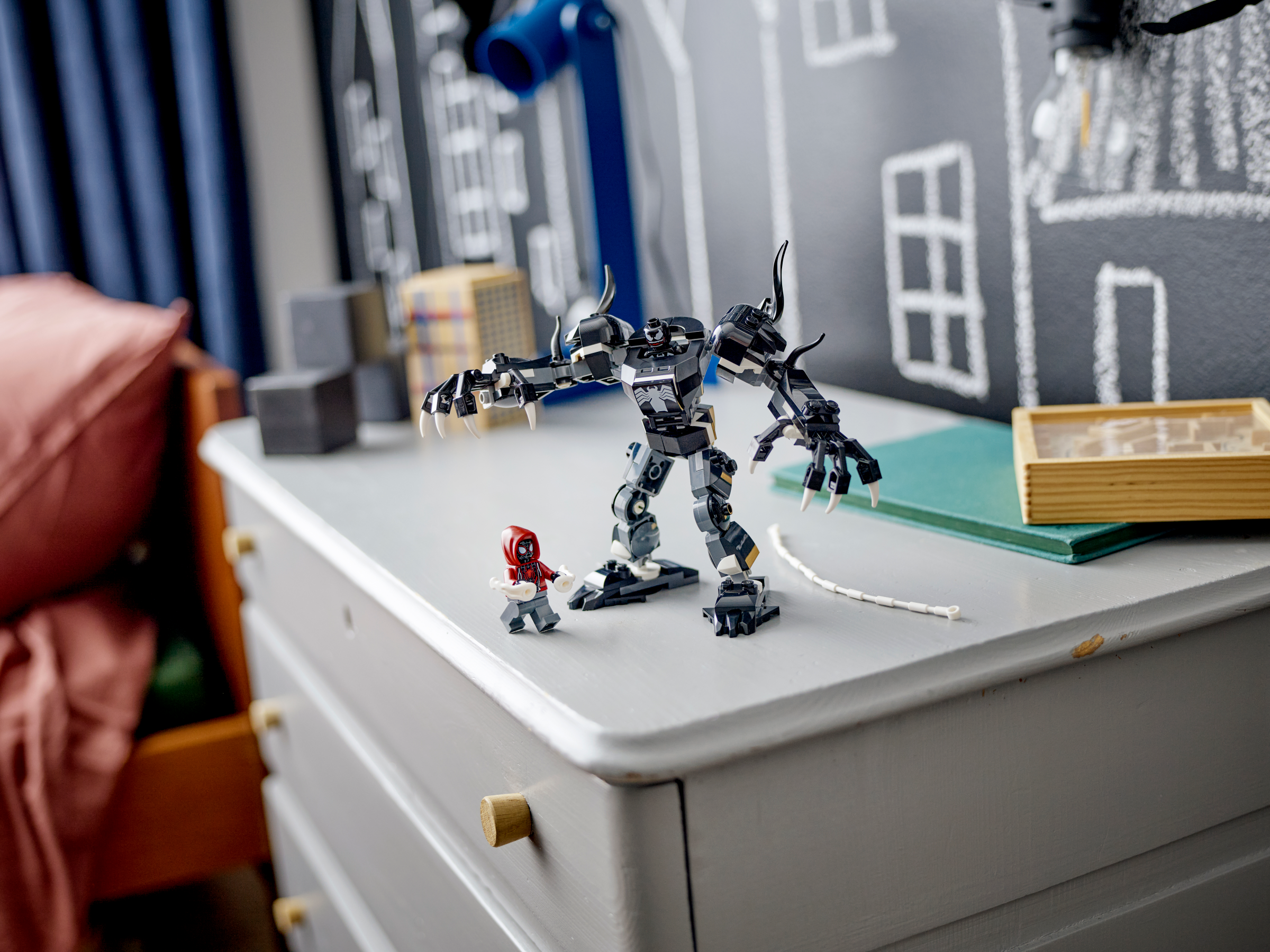 Venom Mech vs. Miles Morales 76276