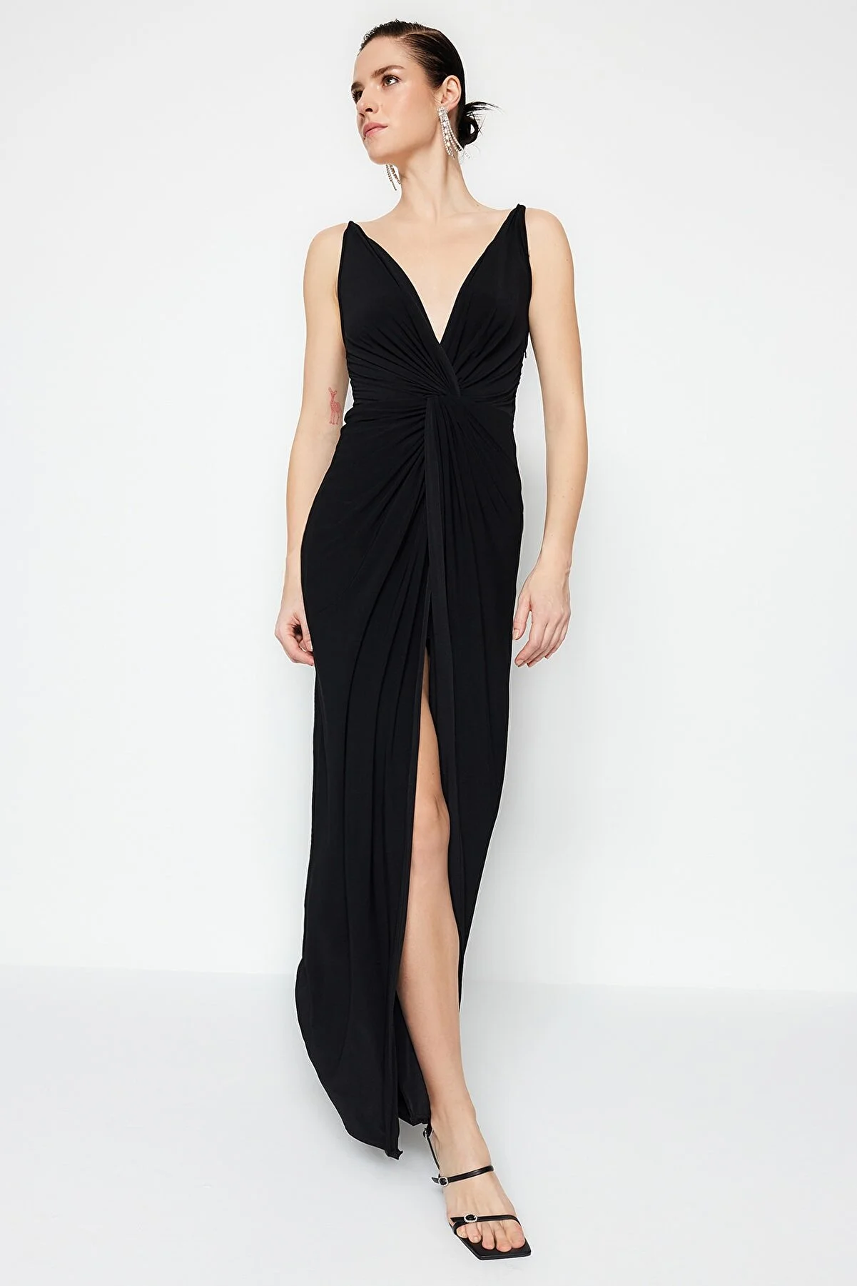 Trendyol Collection  Schwarzes, langes Abendkleid mit drapiertem Detail TPRSS19UT0099