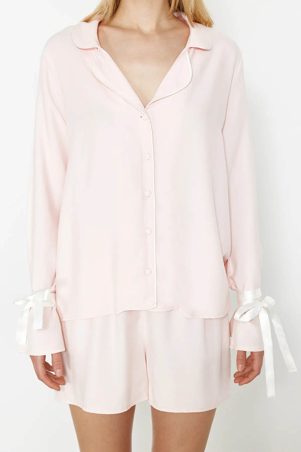 Trendyol Collection  Hellrosa Pyjama-Set aus Viskosegewebe mit Schnürung und Paspelierung THMSS24PT00047