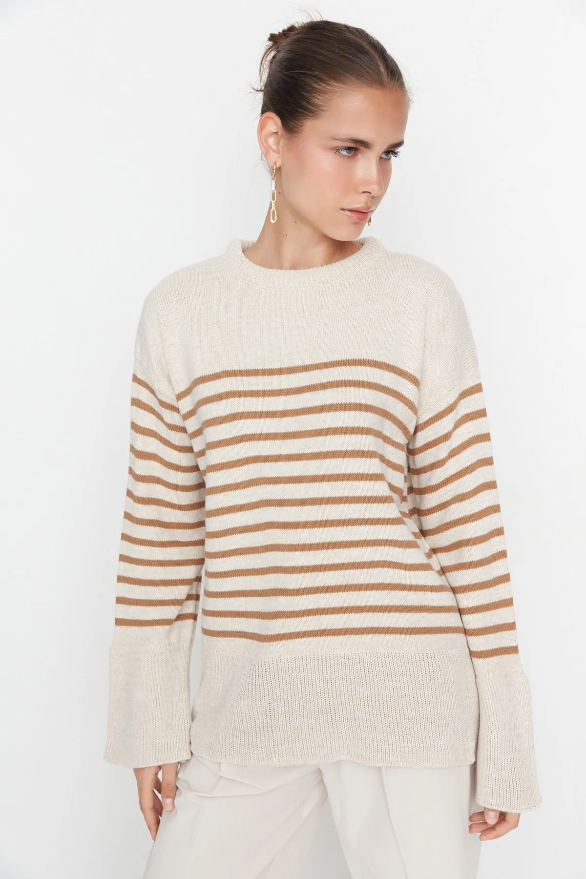 Trendyol Collection  Beiger Strickpullover mit Streifen in weiter Passform TWOAW23KZ01031