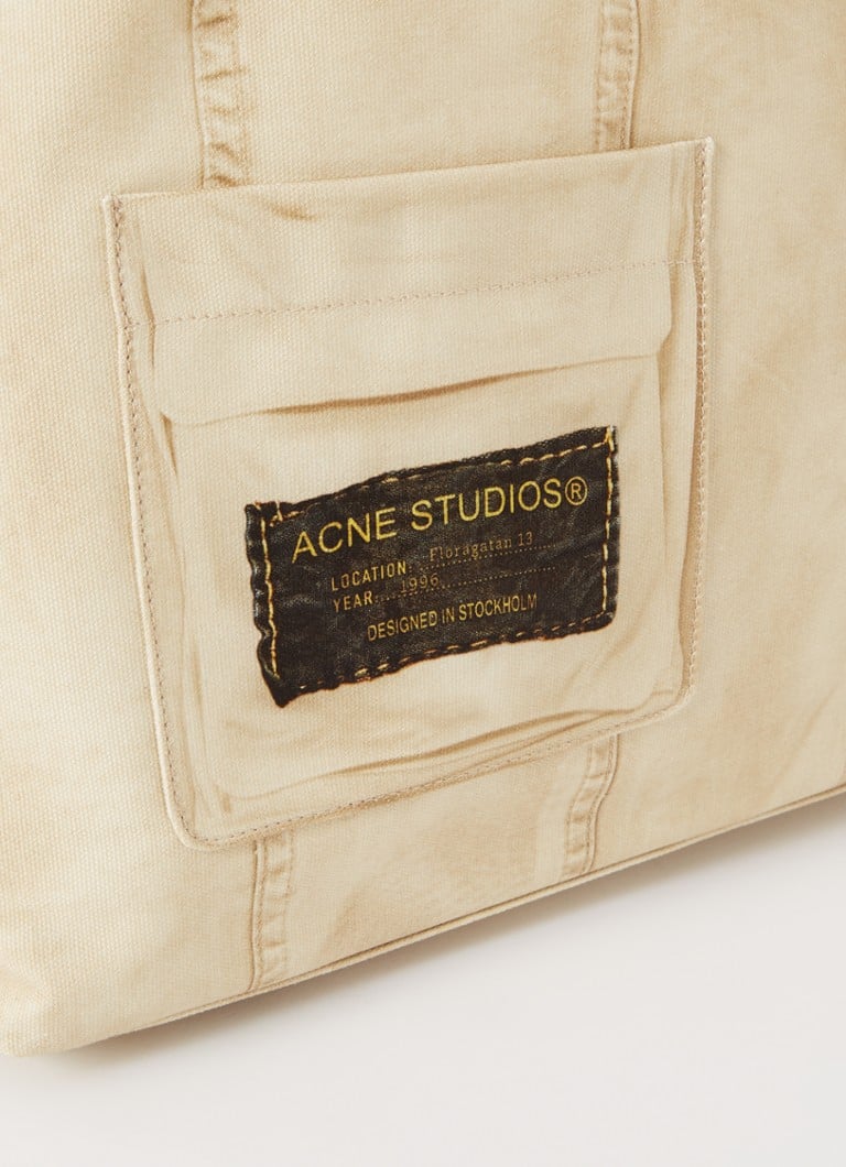 Acne Studios iepirkumu soma ar apdruku un teļādas detaļām