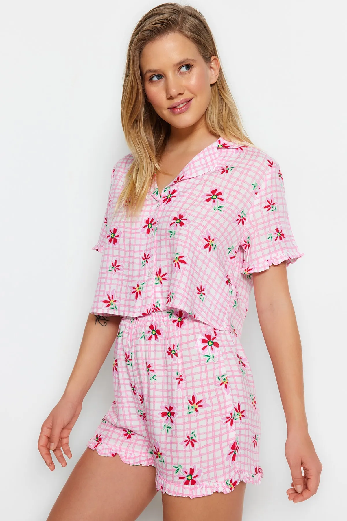 Trendyol Collection  Rosafarbenes, gewebtes Pyjama-Set mit Hemd und Shorts aus Viskose mit Blumenmuster THMSS23PT00167