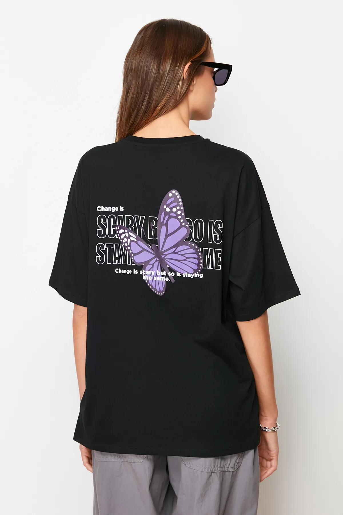 Trendyol Collection  Schwarzes Strick-T-Shirt mit Schmetterlingsdruck aus 100 % Baumwolle auf der Vorder- und Rückseite mit übergroßem/breitem Muster TWOSS23TS00188