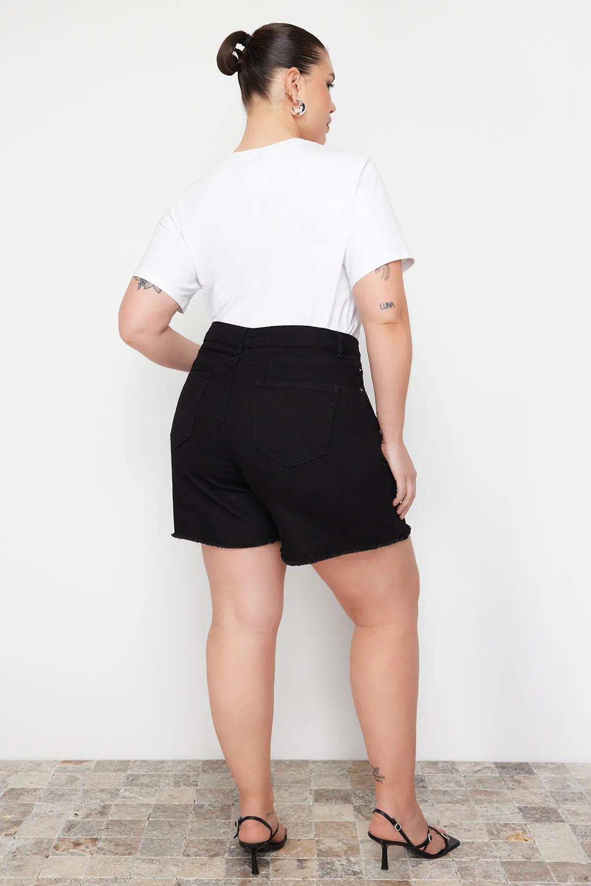Trendyol Curve  Schwarzer Shorts-Rock mit hohem Bund und Quasten und Quasten TBBSS23AP00008