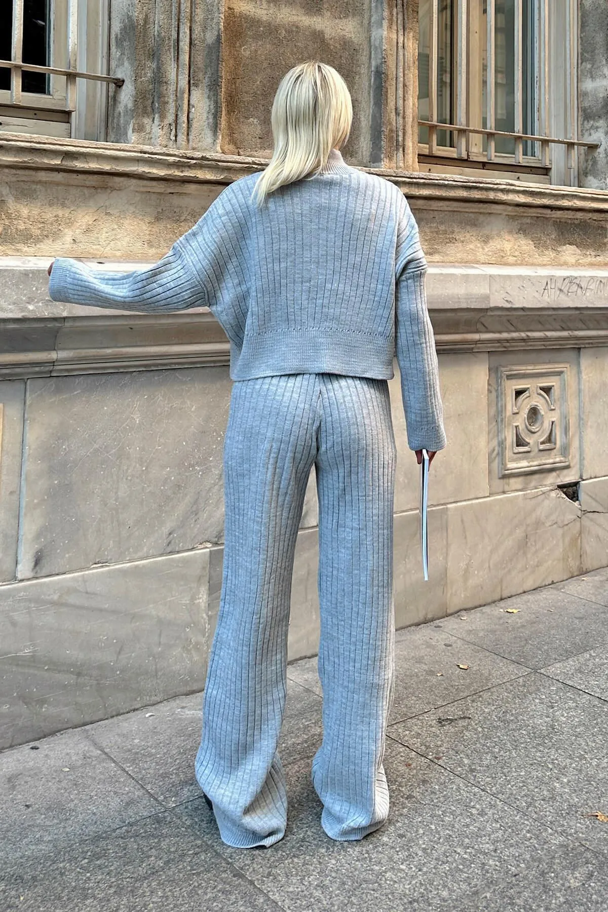 Swist  Grauer Damen-Strickanzug mit halbem Fisherman-Cardigan und Hose mit Doppel-Wege-Reißverschluss