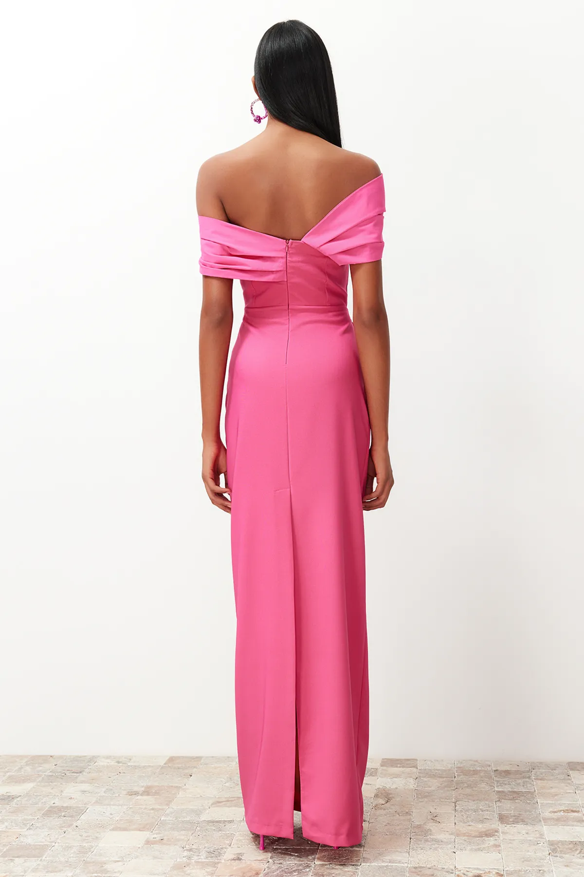Trendyol Collection  Rosafarbenes, figurbetontes, asymmetrisches Popeline-Abendkleid mit detailliertem Kragen TPRSS24AE00084
