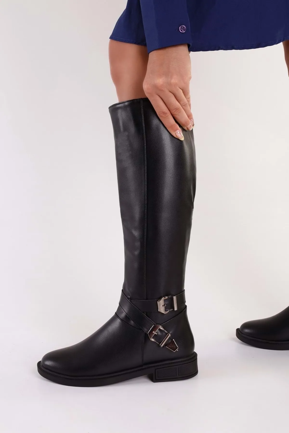 Shoeberry  Damen-Stiefel Steele Black Skin mit Schnalle und flachem Absatz Black Skin