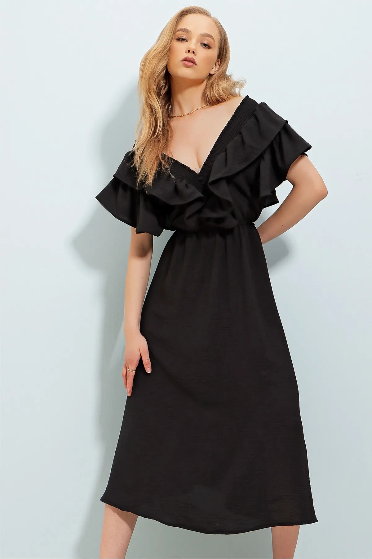 Trend Alaçatı Stili  Schwarzes, mittellanges Webkleid für Damen mit ausgestelltem Kragen und Taillengürtel ALC-X8559