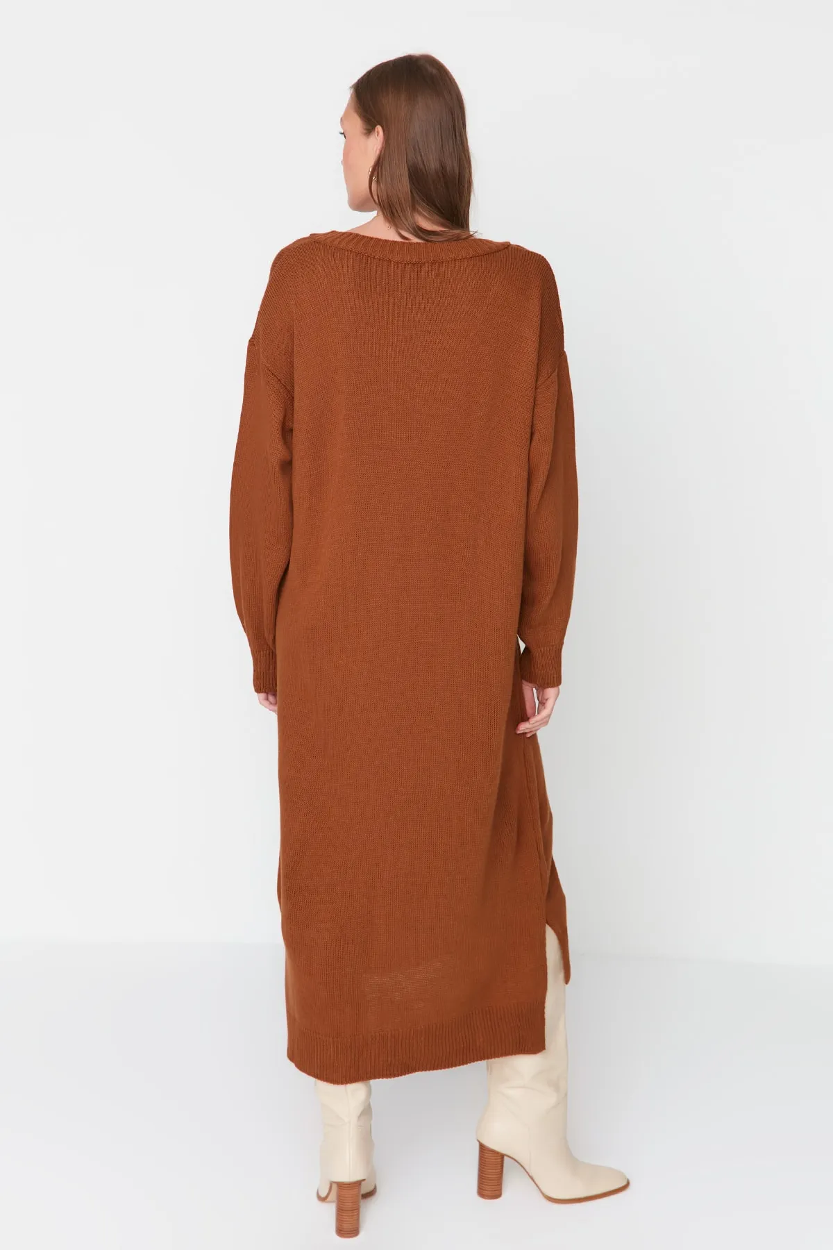 Trendyol Collection  Braunes Maxi-Strickkleid mit V-Ausschnitt TWOAW23EL00642