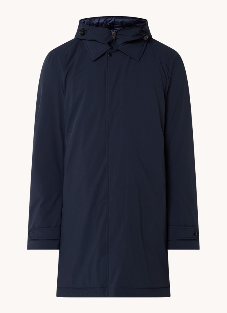 Parka Woolrich cu glugă și buzunare cu fermoar.