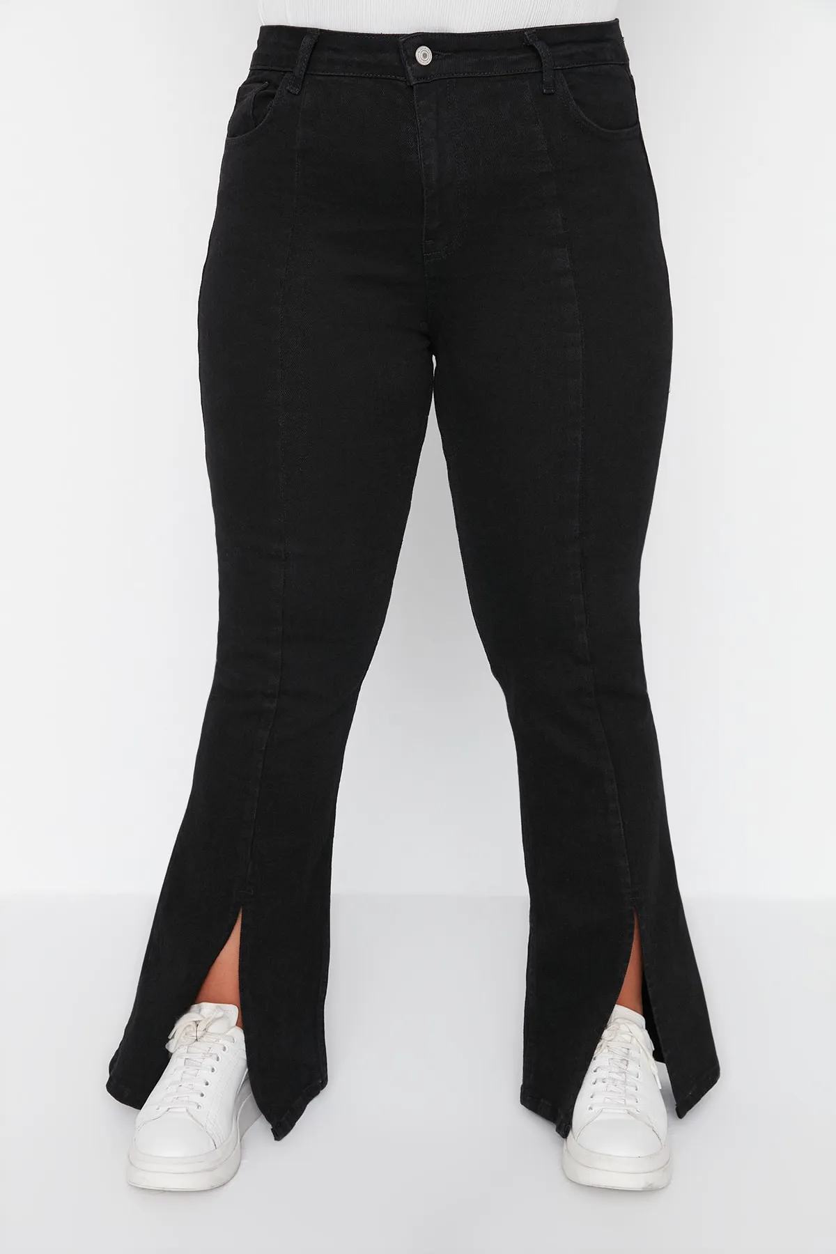 Trendyol Curve  Schwarze Denim-Jeans mit Schlitz und Details TBBAW23CJ00038