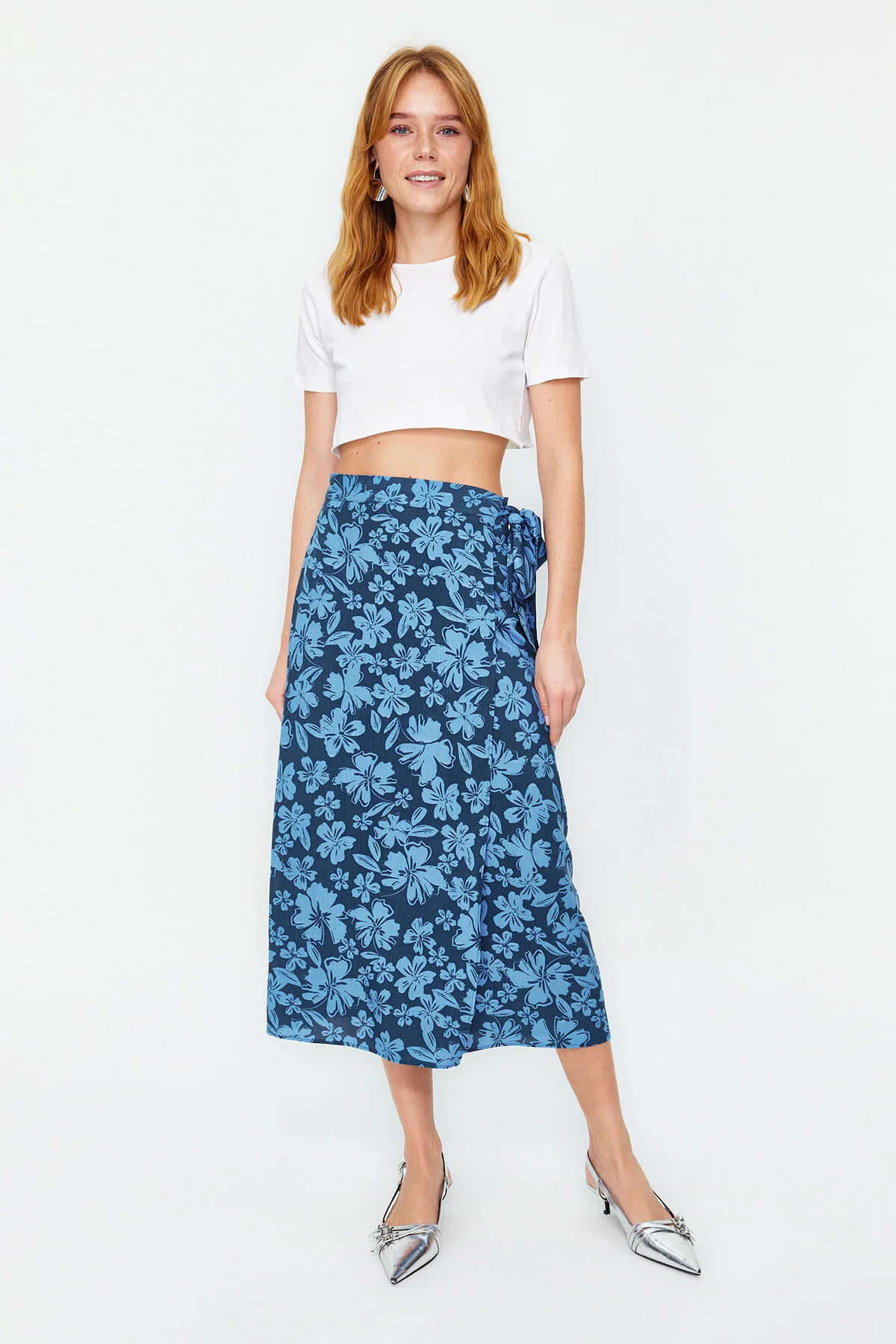Trendyol Collection  Zweireihiger Midirock aus Viskosestoff mit blauem Blumenmuster - TWOSS23ET00294