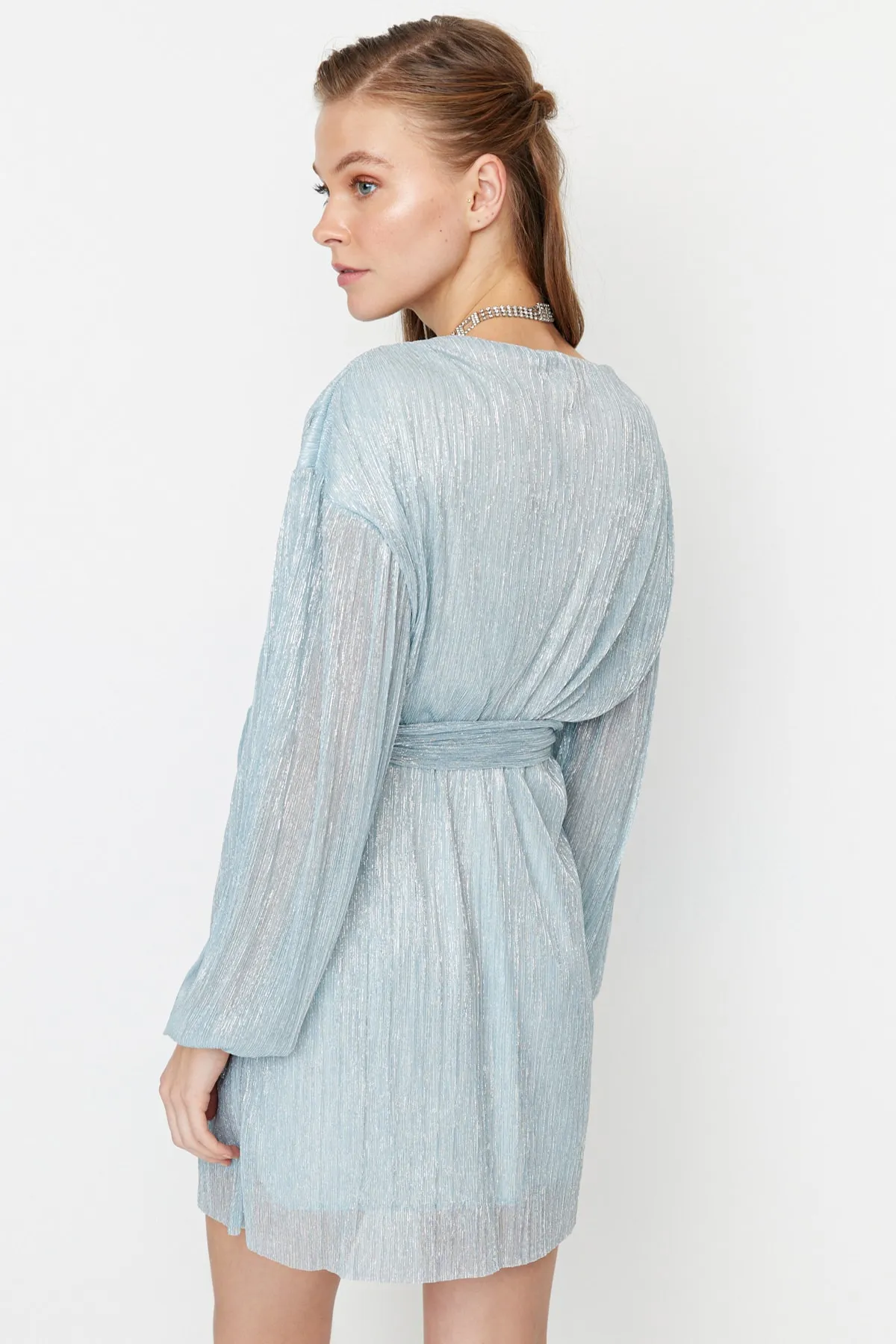 Trendyol Collection  Hellblaues glänzendes Strick-Abendkleid mit Taillengürtel/Skater-Futter TPRAW22EL1905