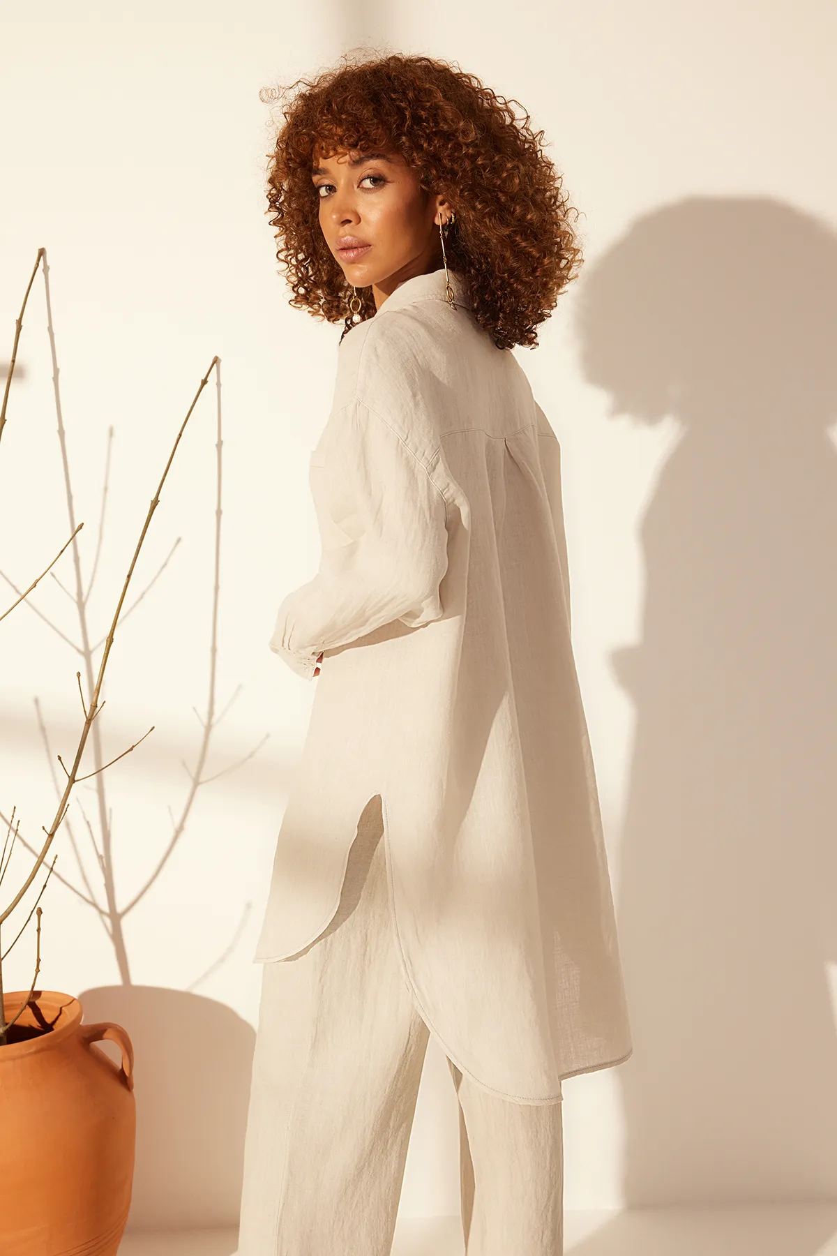 Trendyol Collection  Graues Oversize-Hemd aus 100 % Leinen TWOSS24GO00118