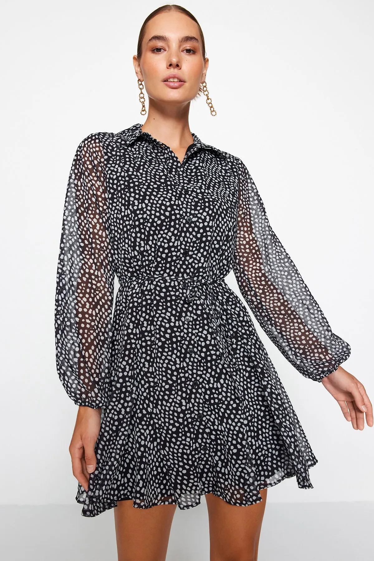 Trendyol Collection  Schwarzes, gepunktetes Mini-Hemdkleid aus gewebtem Chiffon mit Futter TWOAW24EL00247
