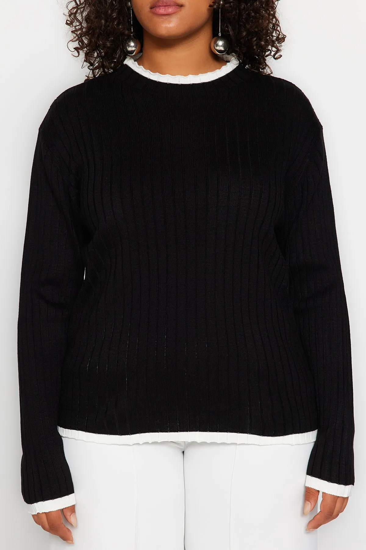 Trendyol Curve  Schwarzer, gestreifter Strickpullover mit detaillierten Details