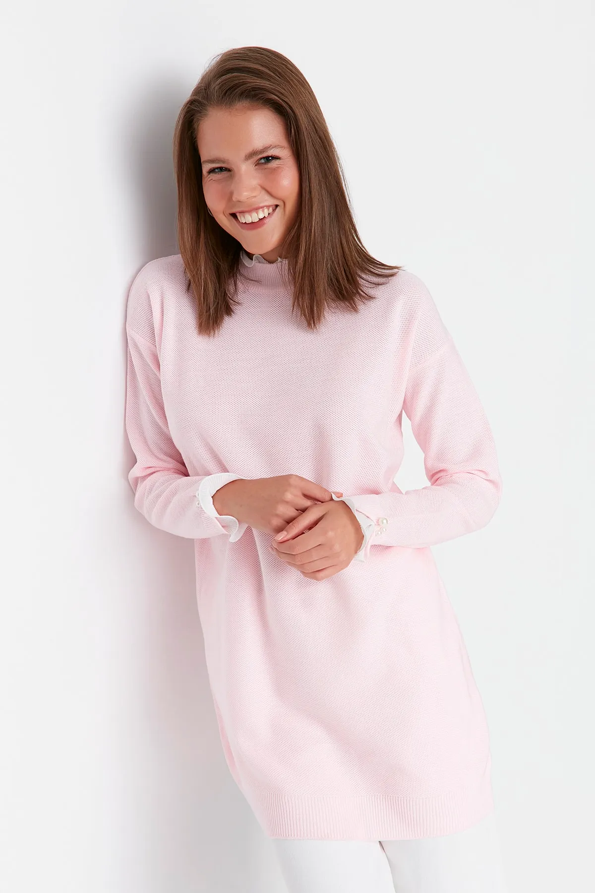 Trendyol Modest  Strickpullover mit rosa Ärmeln und Perlendetails TCTAW23AK00027