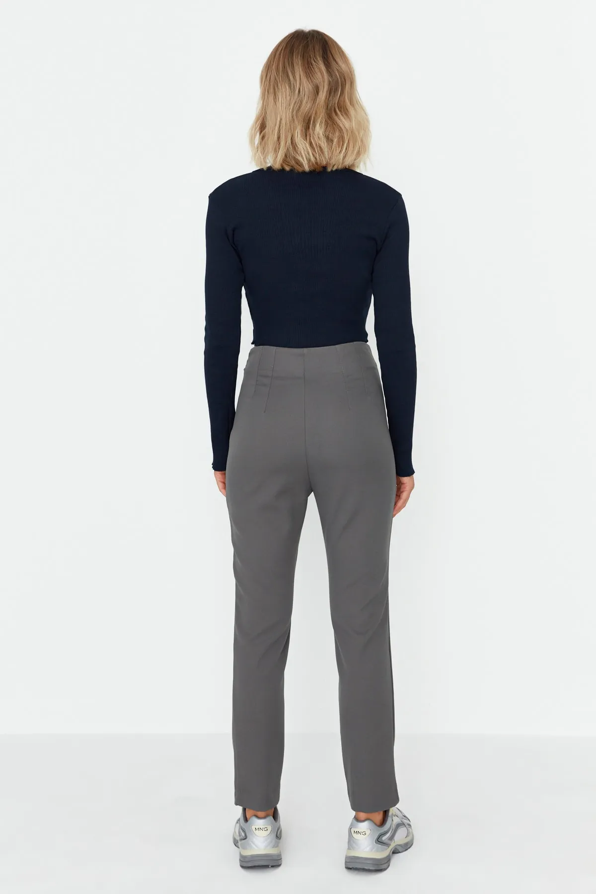 Trendyol Collection  Anthrazitfarbene, zigarettengemusterte, gewebte Hose mit hoher Taille und knöchellangem Abnäher TWOSS20PL0515