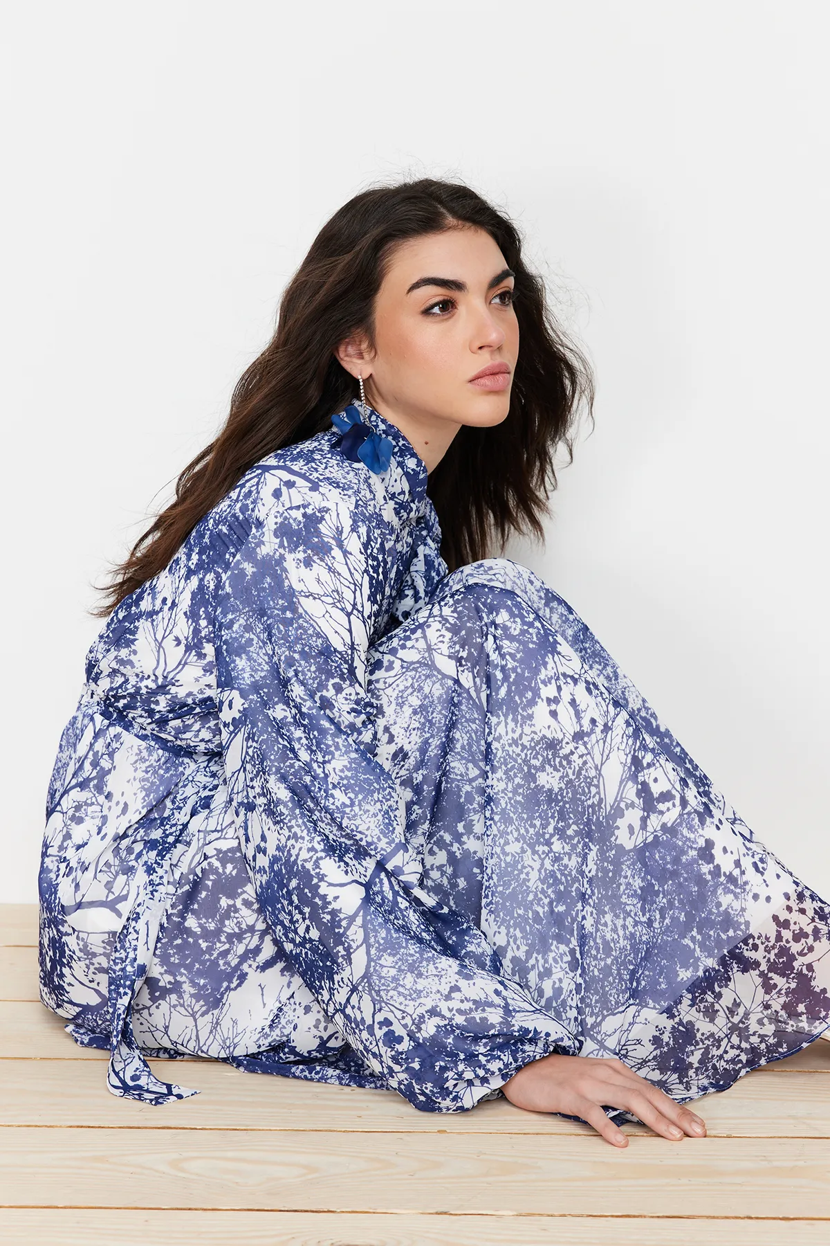 Trendyol Modest  Blaues, langes Abendkleid aus Chiffon mit Blumenmuster und Futter TCTSS24EB00040