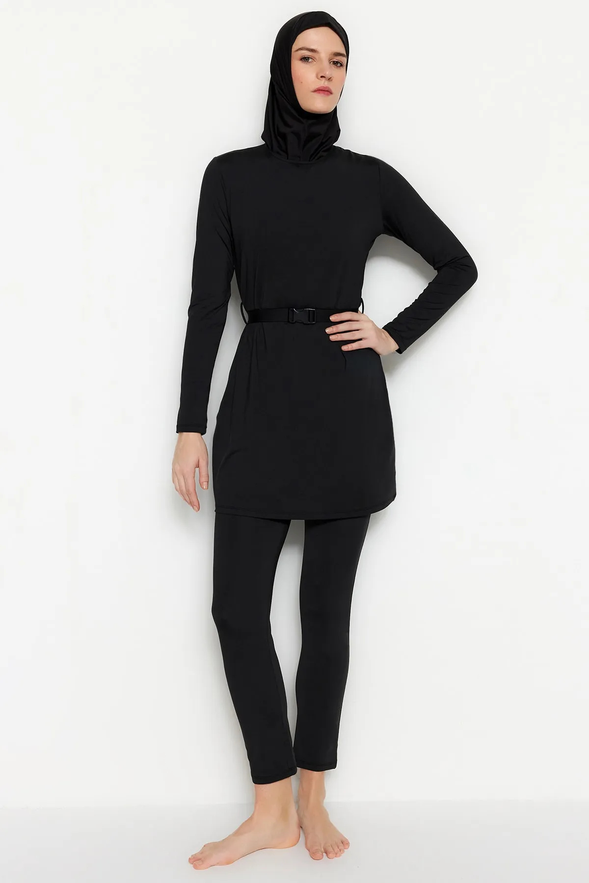 Trendyol Modest  Schwarzes, vollständig bedecktes, gestricktes Lycra-Badeanzugset mit Gürtel und Gürtel TCTSS23CF00043