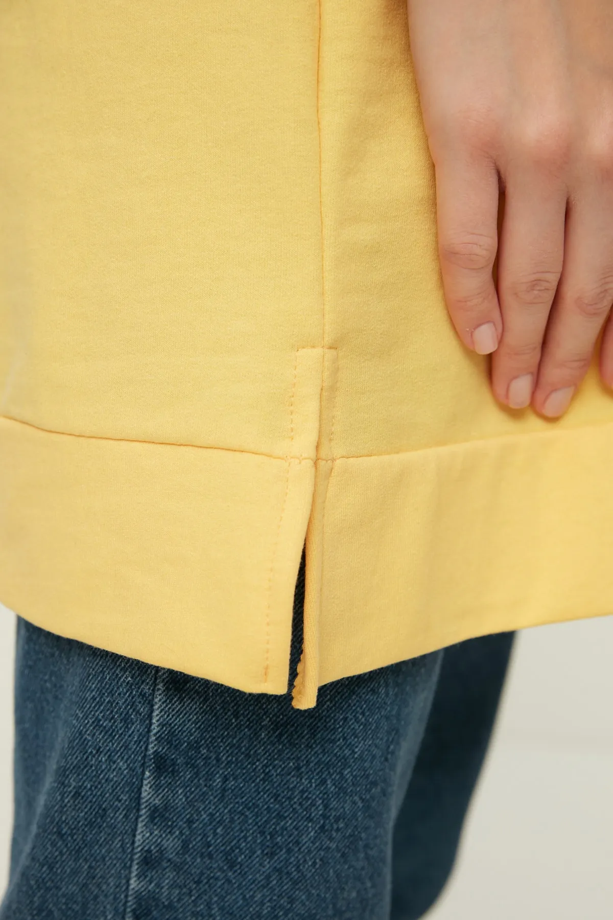 Trendyol Modest  Gelbes Basic-Strick-Sweatshirt mit Rundhalsausschnitt und Schlitz und detailliertem Ausschnitt TCTAW22TW0138