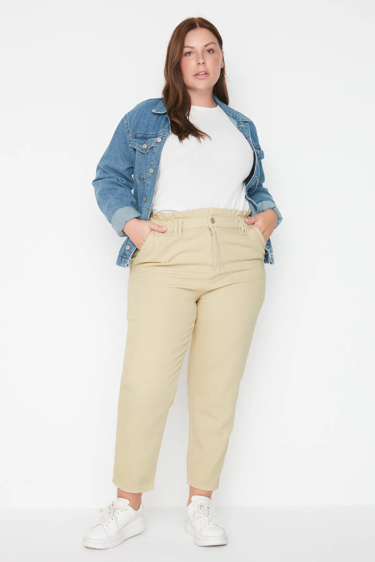 Trendyol Curve  Beige Mom-Jeans mit hoher Taille und elastischem Bund TBBAW23CJ00037