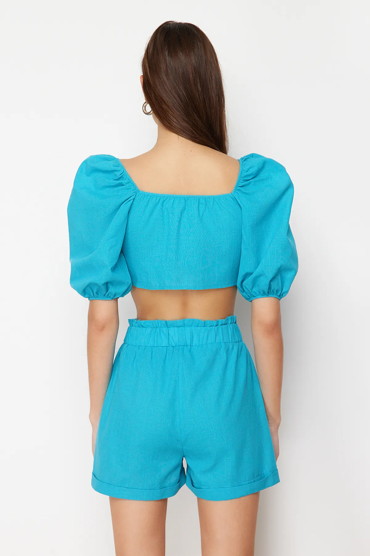 Trendyol Collection  Blaues Set aus Bluse und Shorts mit Volant und gewebtem Unterteil und Oberteil TWOSS24AU00045