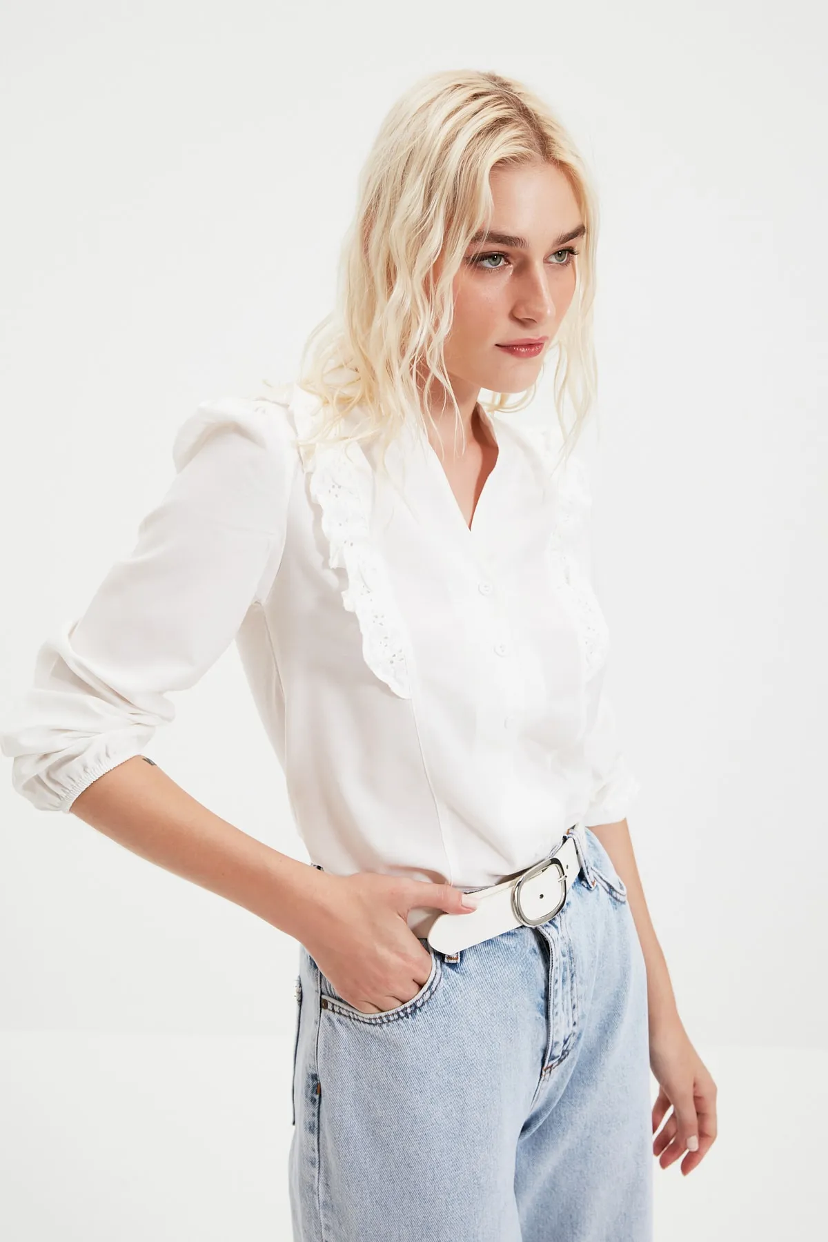Trendyol Collection  Weißes Spitzenhemd aus Baumwolle - Regular Fit TWOSS20GO0044