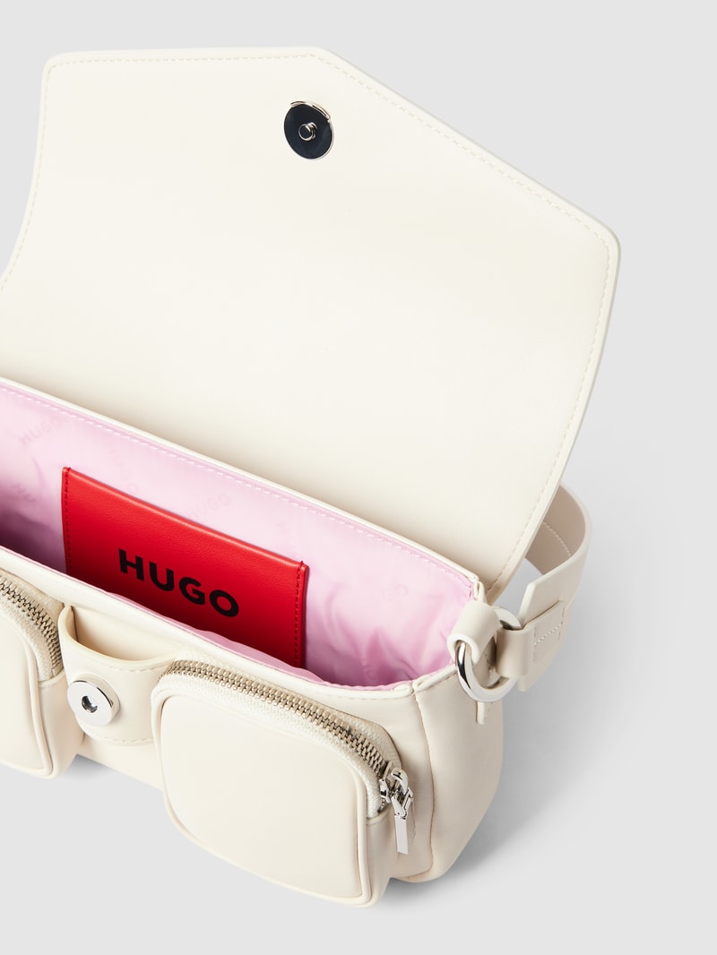 Schultertasche mit Label-Prägung Modell 'Bel' in weiss