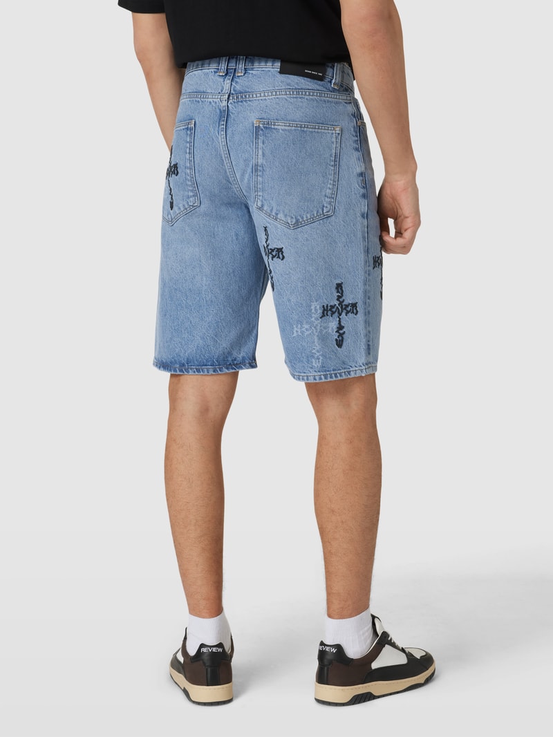Jeansshorts mit Motiv-Stitching in blau
