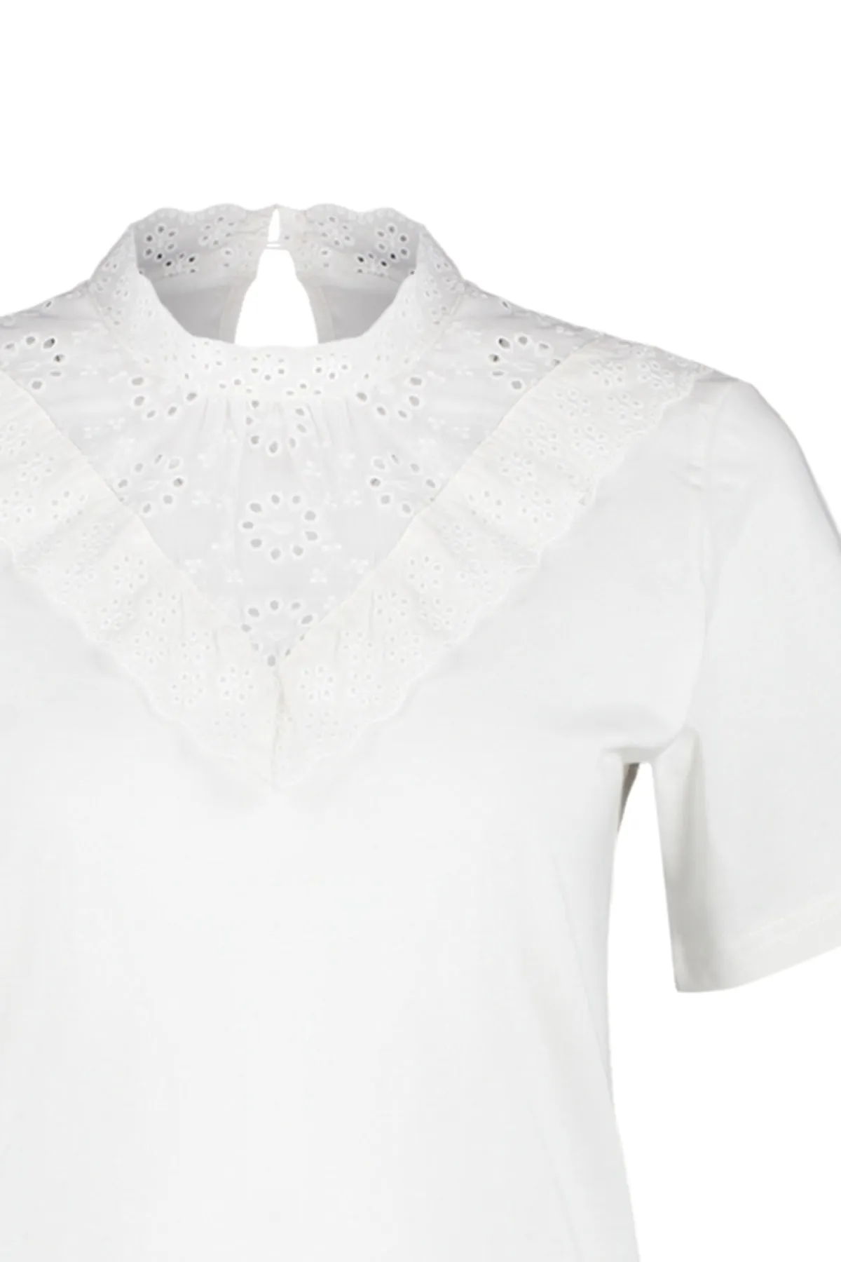 Trendyol Collection  Weiße bestickte Strickbluse aus Baumwolle mit hohem Kragen und Grundmuster TWOSS23BZ00879