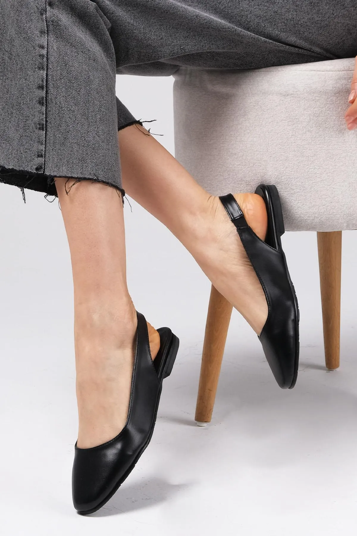 Mio Gusto  Flache Ballerina-Schuhe für Damen von Ally in Schwarz mit offenem Rücken