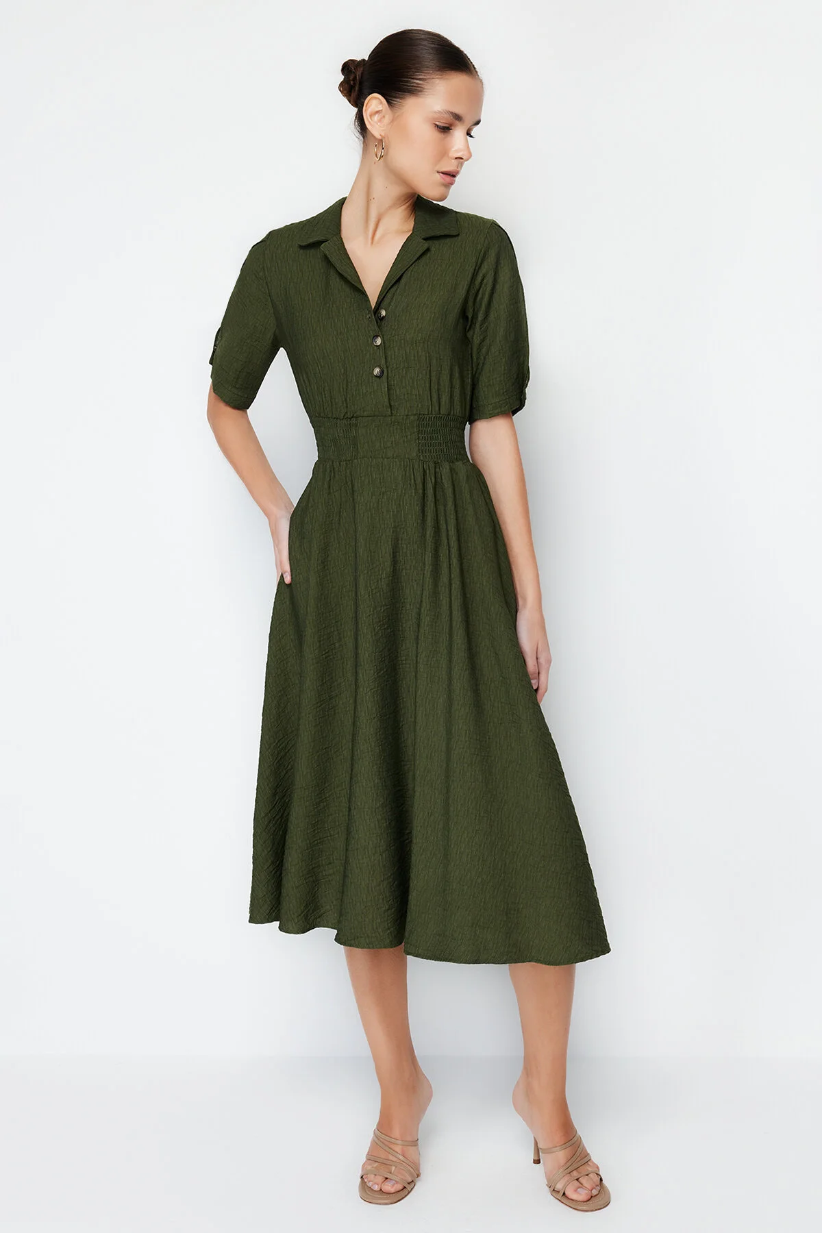 Trendyol Collection  Khakifarbenes A-Linien-Midikleid mit Gimped-Webausschnitt und V-Ausschnitt TWOSS21EL1023