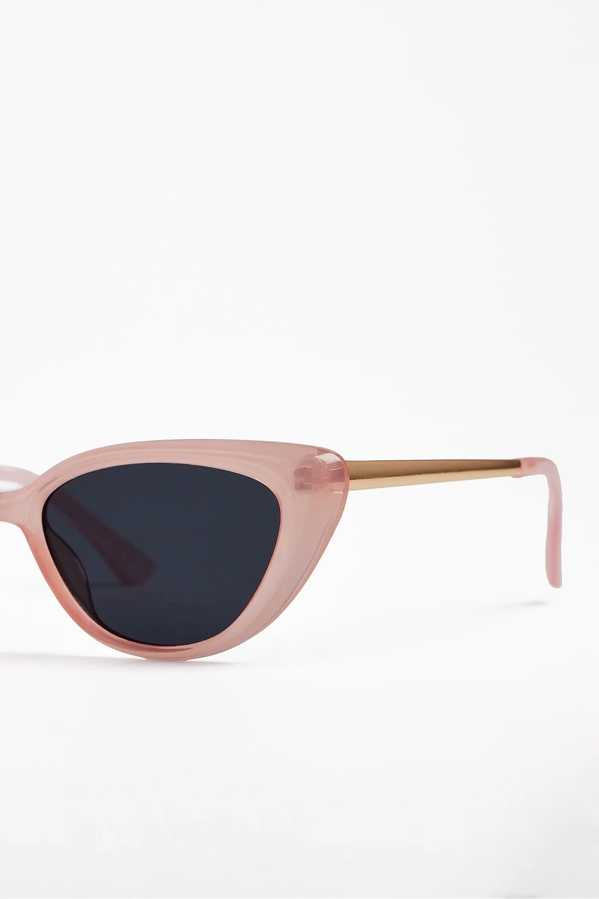 NA-KD  Metalldetaillierte Cateye-Sonnenbrille