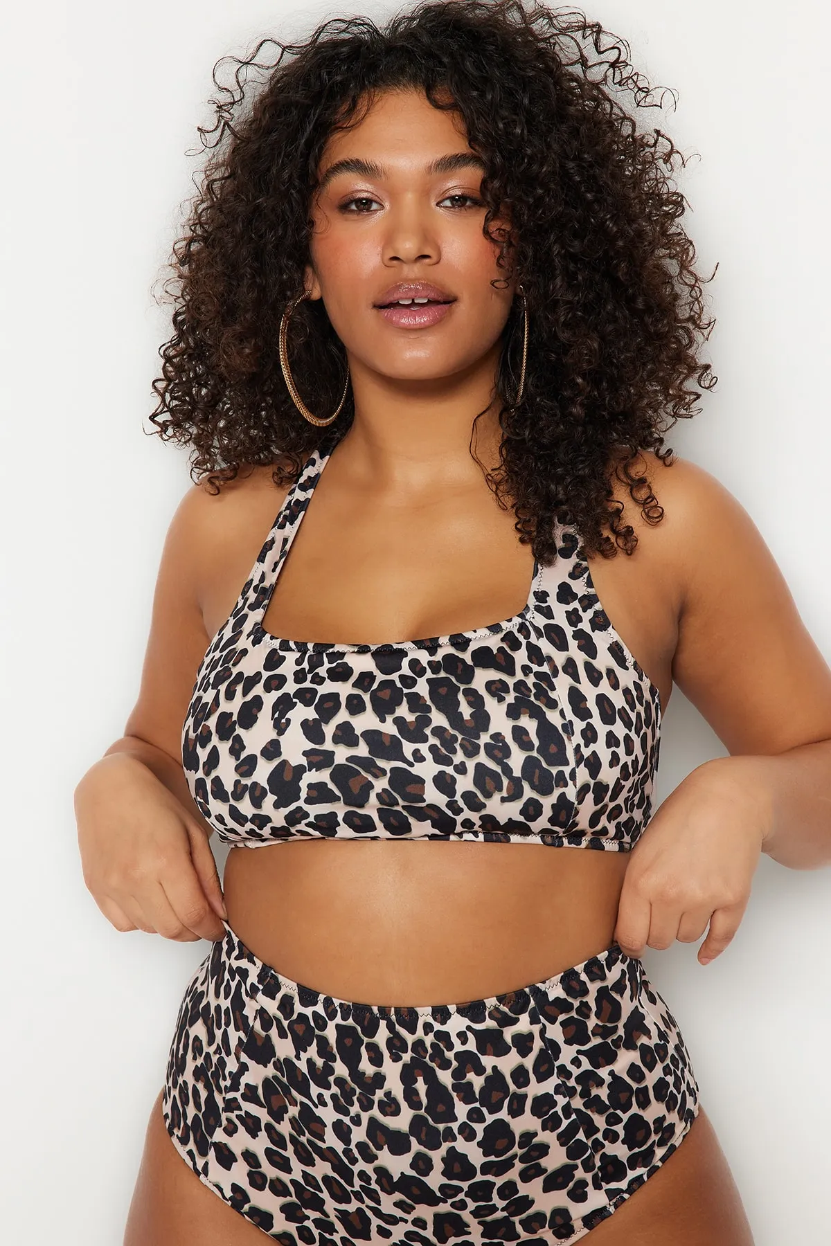 Trendyol Curve  Mehrfarbiges Bikinioberteil mit Tiermuster am Rücken und detailliertem Bralette-Schlankheitseffekt TBBSS23CT00000