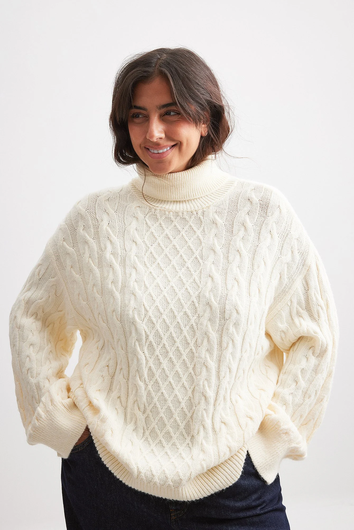 Strickpullover mit Rollkragen und Zopfmuster