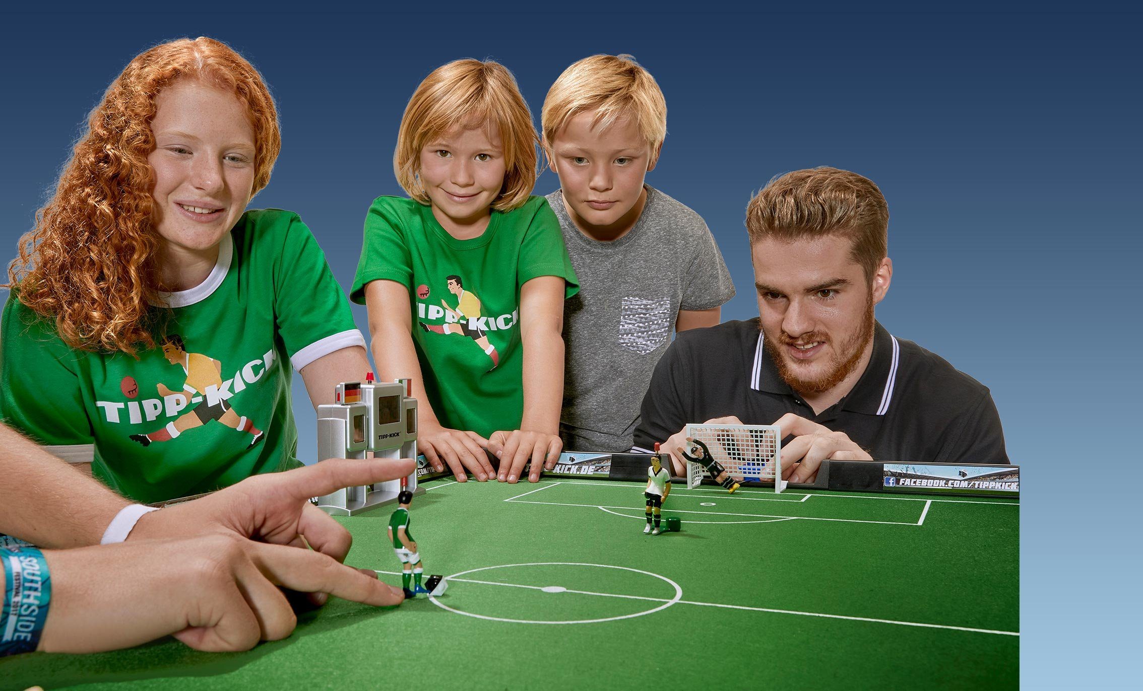 Tipp-Kick Tischfußballspiel Kicker Torwandbox SILBER Figur Spieler Tip Kick mit rundem Fuss mit Ball