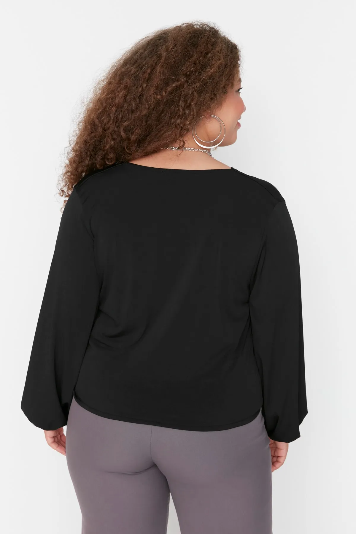 Trendyol Curve  Schwarze Strickbluse mit Ballonärmeln und zweireihigem Kragen TBBAW23AF00029