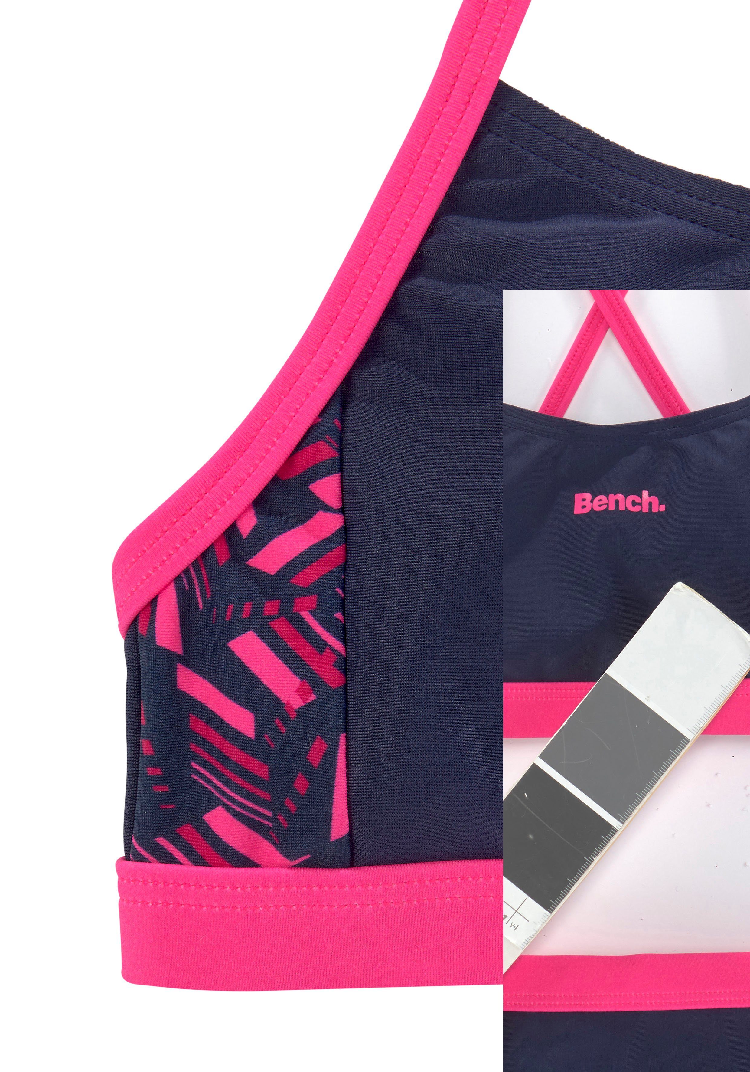 Bench. Bustier-Bikini mit geometrische bedruckten Einsätzen