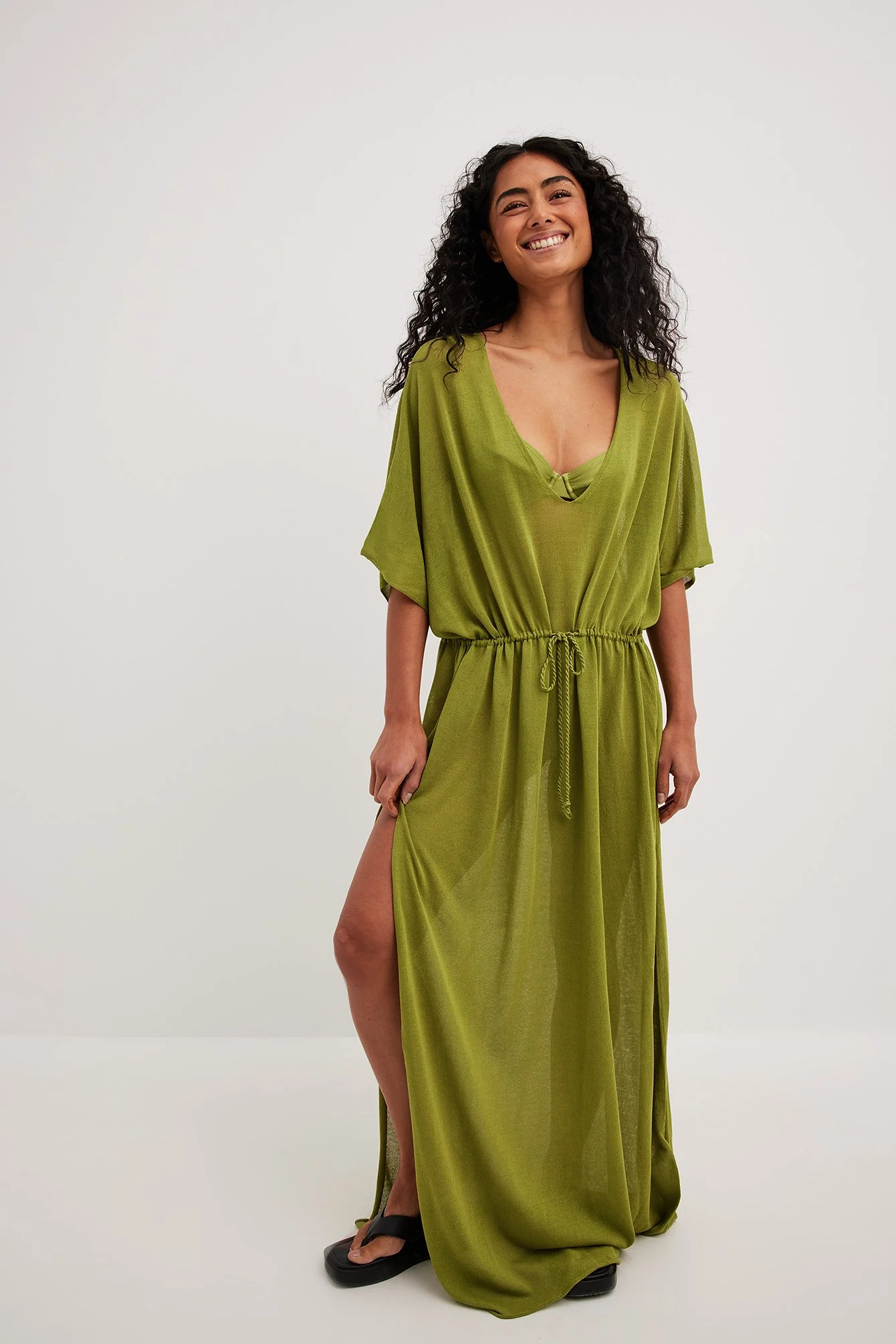 Transparentes Maxikleid aus Strickstoff mit V-Ausschnitt hinten