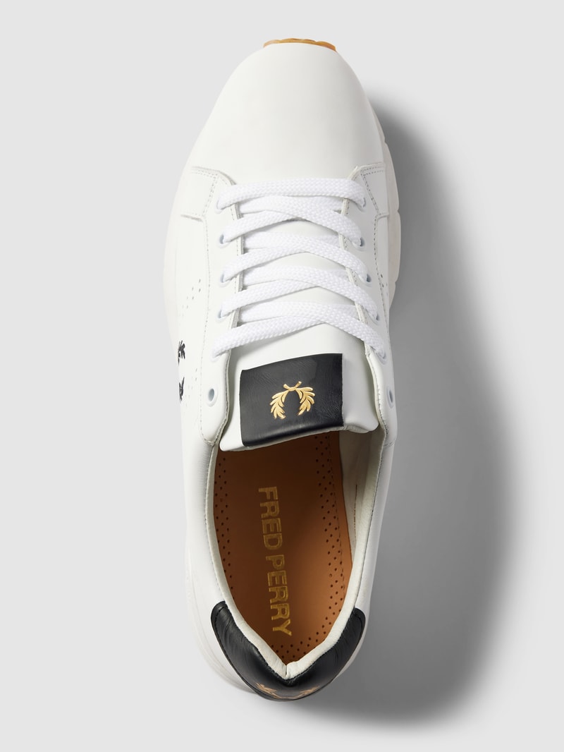 Sneaker mit Perforierungen in weiß