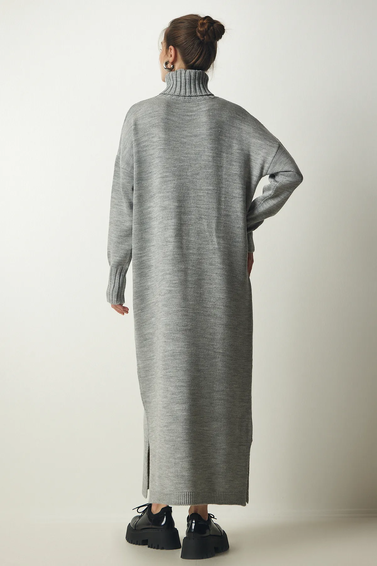 Happiness İstanbul  Graues Damen-Strickkleid mit Rollkragen und Schlitz in Übergröße PF00042