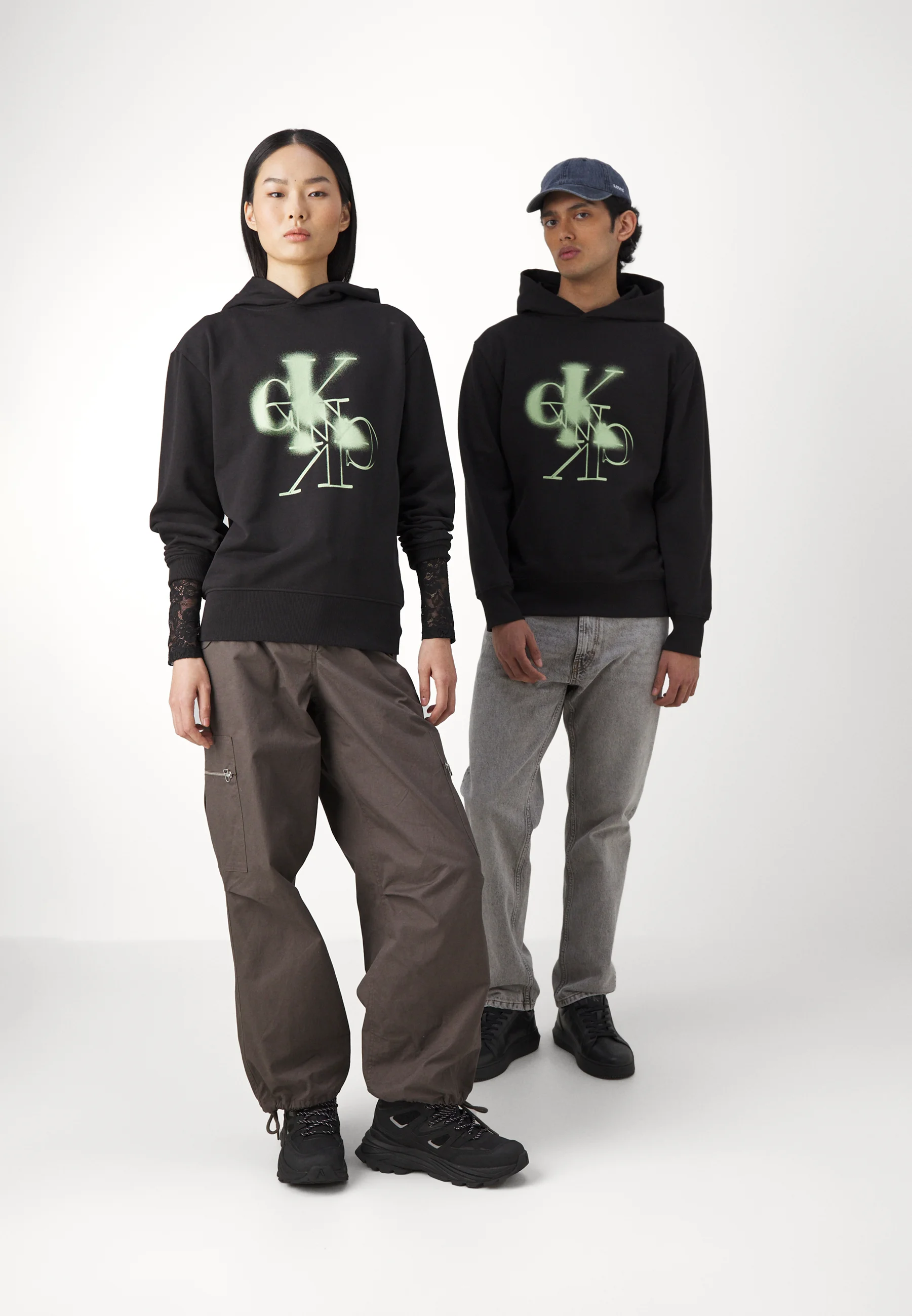 Sudadera con capucha unisex con logotipo en espejo de Calvin Klein Jeans
