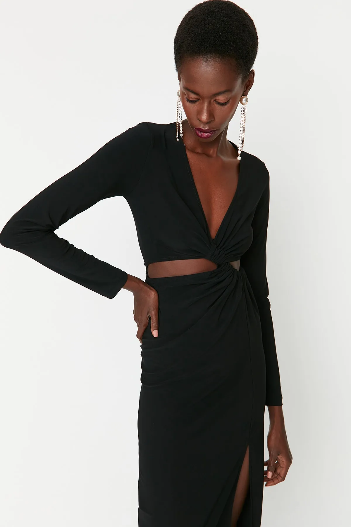 Trendyol Collection  Schwarzes, detailliertes, elegantes Abendkleid mit Ausschnitten TPRAW23EL00121
