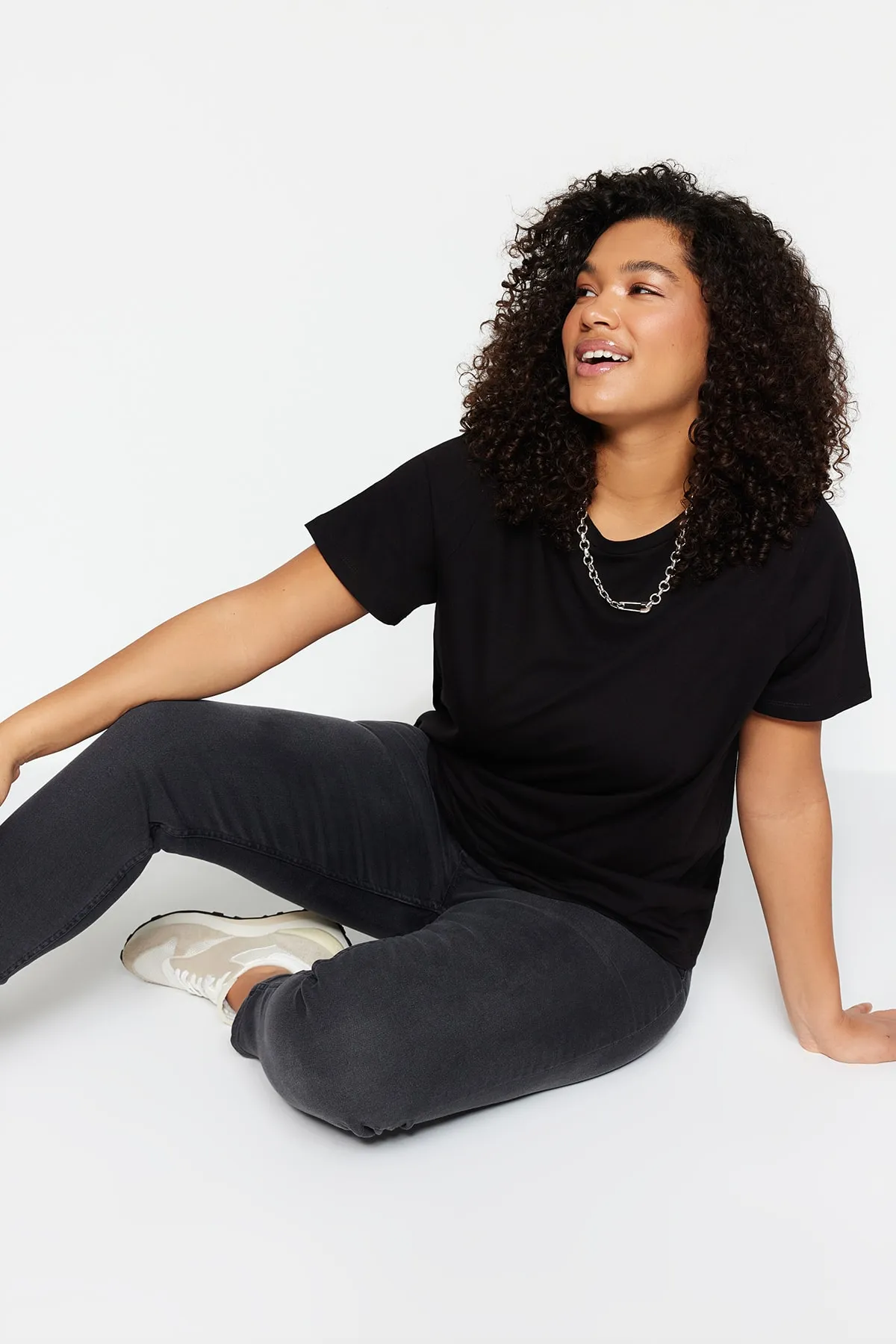 Trendyol Curve  Schwarzes Basic-Strick-T-Shirt mit Rundhalsausschnitt TBSSS22TS0733