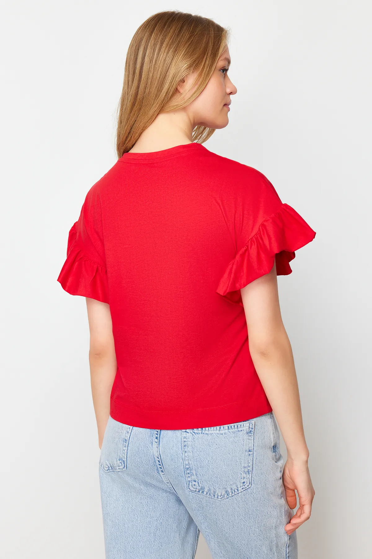 Trendyol Collection  Rotes Basic-Strick-T-Shirt mit Rundhalsausschnitt aus 100 % Baumwolle mit Rüschen und Details TWOSS22TS2429